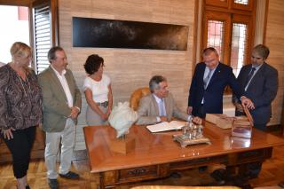 Imatge de la signatura del conseller d'Agricultura al llibre d'honor de l'Ajuntament de Reus