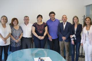 Imatge de l'acte de signatura del conveni per a la formació dual de l'alumnat de l'Institut Gaudí a les escoles bressol