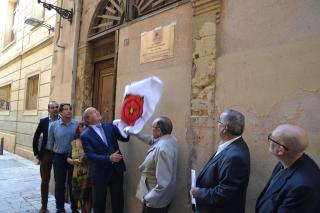 Imatge de l'acte de descoberta de la placa en record de Victorí Agustí al carrer de l'Abadia de Reus