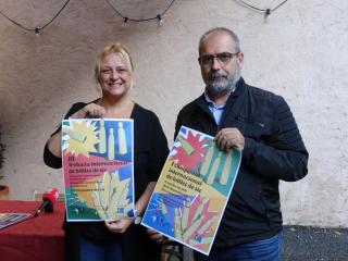 Montserrat Caelles i Jordi Torrente amb els cartells de la Trobada de Bitlles de Sis