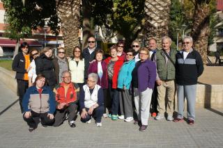 Una imatge de la visita feta pel regidor d'Esports a un dels grups participants a les caminades saludables