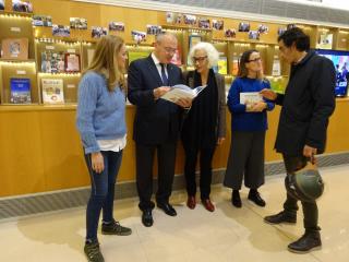 Alcalde a l'exposició dedicada a Àngels Ollé