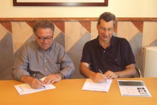 Un moment de la signatura entre el regidor de Cultura i Joventut i el president del Centre de Lectura