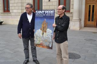 El regidor de Cultura i Joventut, Joaquim Sorio, i l'autor del cartell, Josep M. Gort, amb el cartell de Sant Pere 2014