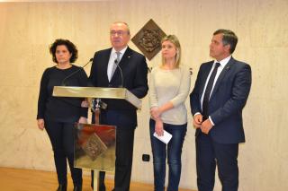Imatge de la compareixença de l'alcalde i els portaveus dels grups del Govern municipal de Reus