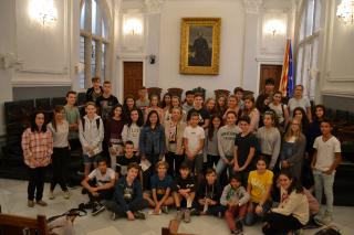 Foto del grup d'estudiants amb la regidora Maria Dolors Sardà