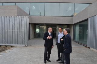 L'alcalde, amb el regidor d'Arquitectura i Urbanisme i els tècnics durant la visita d'aquest dilluns a la nova biblioteca
