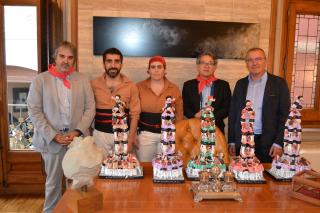 Imatge de l'alcalde amb el cònsol de Japó, el delegat del Govern a Tarragona, Quim Nin, i representants dels Xiquets de Reus