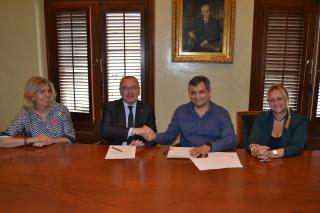 Moment de la signatura del conveni entre l'Ajuntament i l'empresa Basf