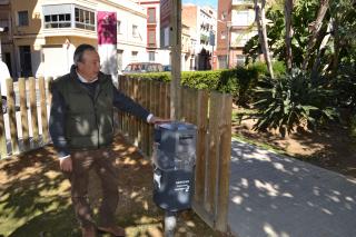 El regidor Hipòlit Monseny al costat d'una de les noves papereres per a excrements de gossos