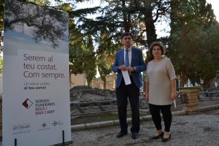 Imatge regidor Joaquim Enrech i la gerent SFRBC Carme Masquef durant presentació dispositiu Tots Sants al Cementiri de Reus
