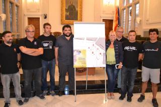 Els representants de les colles de la Diada del Mercadal amb la regidora de Cultura després del sorteig