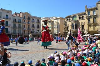 Imatge de la ballada dels Gegants i la Mulassa al Mercadal
