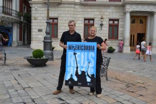 El dissenyador Jordi Romero amb la regidora de Cultura Montserrat Caelles en la presentació del cartell de Misericòrdia 2016
