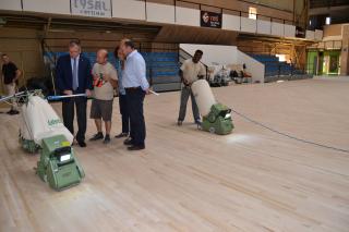 Imatge de la visita de l'alcalde i el regidor d'Esports al Pavelló Olímpic Municipal