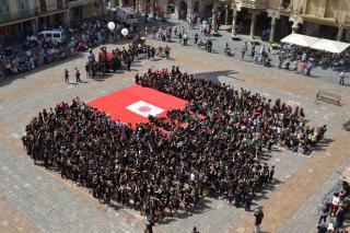 Una imatge de l'acció que s'ha fet aquest dilluns a la plaça del Mercadal