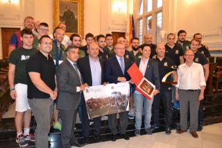 Foto de grup de l'equip dels Imperials amb l'alcalde i diversos regidors