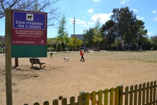 Imatge de la zona d'esbarjo per a gossos del parc de Claudi Tricaz Arnillas
