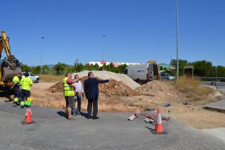 Imatge de la visita de l'alcalde i el regidor de Via Pública a les obres del camí de Mas de Valls