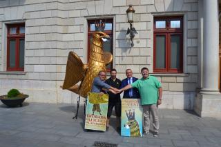 Imatge de l'alcalde, el regidor de Cultura i Joventut i els portadors de l'Àliga de Reus