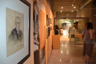 Imatge de la mostra sobre Eduard Toda amb un retrat de Toda fet pel dibuixant Ramon Casas en primer terme