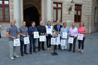 Foto de família dels agents que col·laboren en la campanya d'estiu i el «Reus Shopping Day»