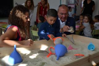 Imatge de la visita de l'alcalde i la regidora d'Ensenyament aquest dimecres a l'Escola Marià Fortuny