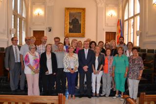 Imatge dels docents jubilats que han participat a la recepció a l'Ajuntament