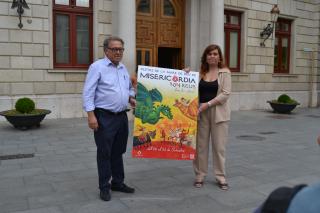 Imatge de la presentació del cartell de Misericòrdia amb el regidor de Cultura i Joventut, Joaquim Sorio, i Eva Ibáñez