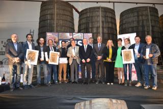Imatge dels guardonats i els organitzadors dels Premis Vinari 2016 dels Vermuts Catalans