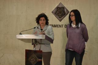Imatge de la presentació de les subvencions, amb la regidora Montserrat Vilella i la representant del Consell Comarcal