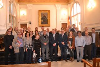 Foto de família dels autors locals amb l'alcalde al saló de plens