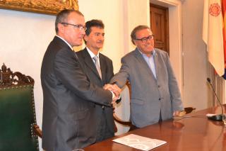 Imatge de l'acte de signatura de la capital de la cultura catalana 2017 al saló de plens