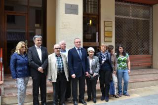 Imatge de l'acte d'inauguració de la placa en homenatge a Joan Garcia Oliver al carrer de Sant Elies.