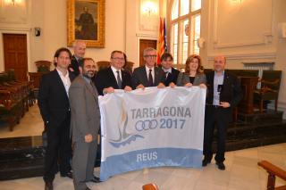 Imatge de l'acte de lliurament de la bandera dels Jocs Mediterranis al saló de plens