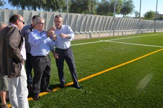 Imatge de la visita de l'alcalde i el regidor d'Esports al camp de futbol del Districte V