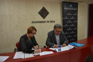 Imatge de la signatura del conveni entre el regidor de Cultura i la representant de «la Caixa»