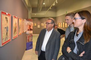 Imatge del regidor i dos dels fills de Josep Maria Baiges Jansà visitant l'exposició