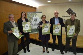 Imatge dels organitzadors i col·laboradors de la Fira de l'Oli, amb el cartell de la 17ª edició