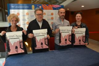 El regidor de Cultura i Joventut i els membres de TEBAC en la presentació de «Terra Baixa»