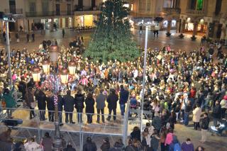 Imatge de l'acte realitzat a la plaça del Mercadal, amb el  moment de la flash mob