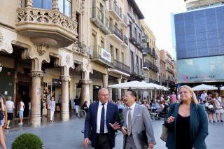 L'alcalde amb el Cònsul General del Japó i la regidora de Cultura, Montserrat Caelles