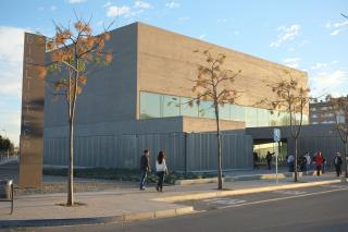 Imatge de l'exterior de la Biblioteca Pere Anguera