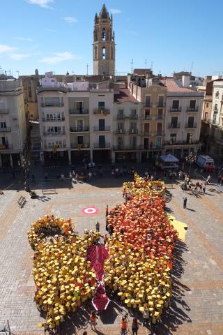 Els escolars recreen la figura del Lleó de Reus amb l'Hola Sant Pere