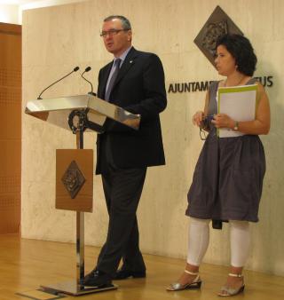 L'alcalde, Carles Pellicer, i la regidora delegada de Benestar Social, Montserrat Vilella, durant la compareixença de premsa