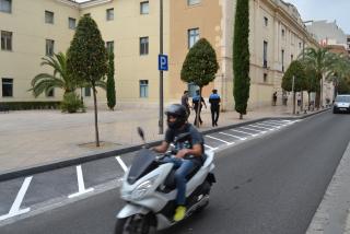 Imatge dels nous estacionaments habilitats al carrer de Sant Joan davant l'antic Hospital