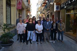 Els comerciants del carrer Major, amb el regidor Joaquim Sorio i el director artístic del COS, Lluís Graells.