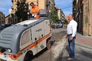 Imatge dels treballs d'asfaltat amb el regidor de Via Pública Hipòlit Monseny