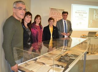 D'esquerra a dreta, el director del Museu, l'arxivera municipal, les filles de Gené i el regidor d'Hisenda i Recursos Generals