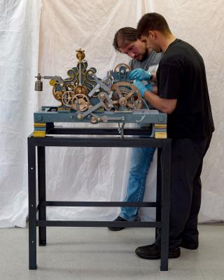 Foto de la restauració del rellotge del santuari de Misericòrdia